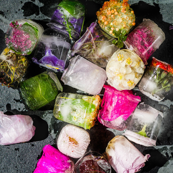 Заморожені квіти в кубики льоду - Фото, зображення