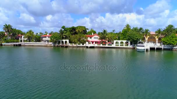 Luftaufnahme zeigt Luxus-Villa Überführung miami beach  - Filmmaterial, Video