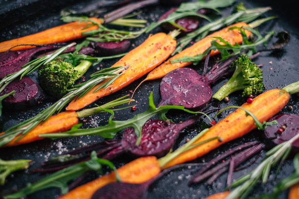 Légumes frais à rôtir sur fond sombre rustique
 - Photo, image
