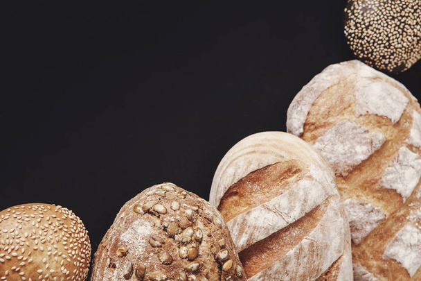 パン屋さんのコンセプトです。十分な balck に分離されたパンの背景 - 写真・画像