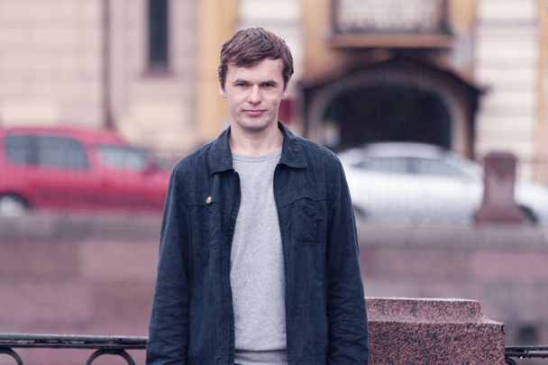 Portrait of young man in european city. - Foto, Bild