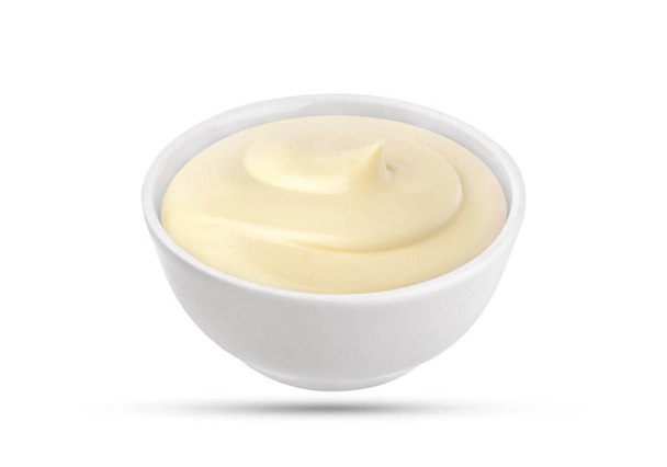 Sauce mayonnaise dans un bol isolé sur fond blanc avec chemin de coupe - Photo, image