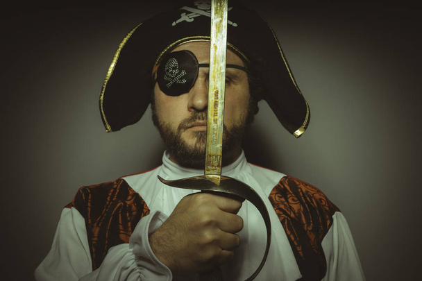 Człowieka z brodą, ubrany jak pirat - Zdjęcie, obraz
