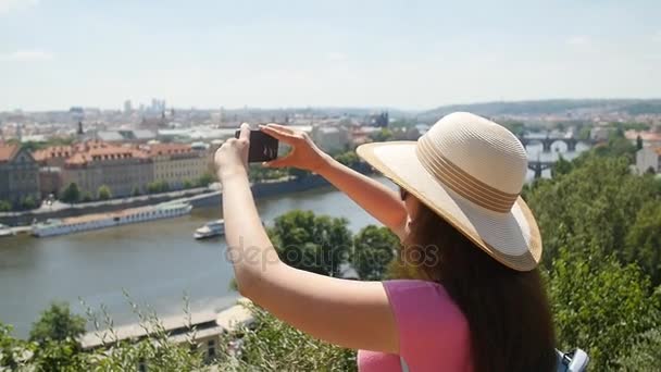 Mujer joven tomando fotos en el teléfono inteligente mientras camina por la ciudad
 - Metraje, vídeo