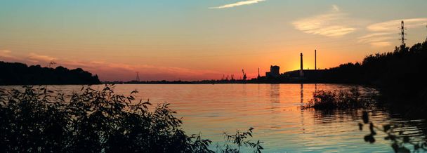Panorama of the sunset on the river. - Foto, Imagen