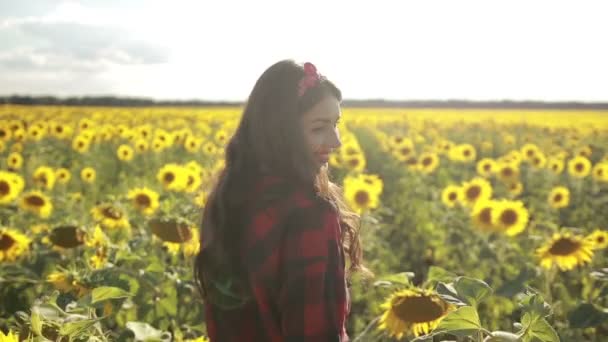 Chica juguetona relajándose en el campo de girasol
 - Metraje, vídeo