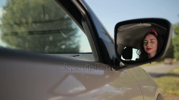 Reflejo de linda chica en el espejo retrovisor del coche
 - Imágenes, Vídeo