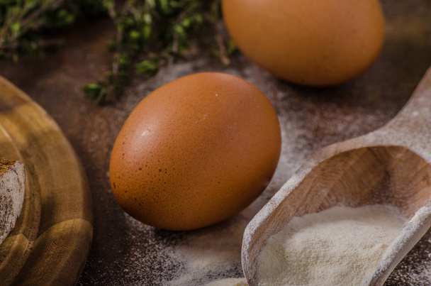 Scrambled eggs, wholegrain bread - Foto, Imagen