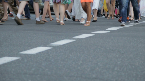 Група людей на пішохідному переході
 - Кадри, відео