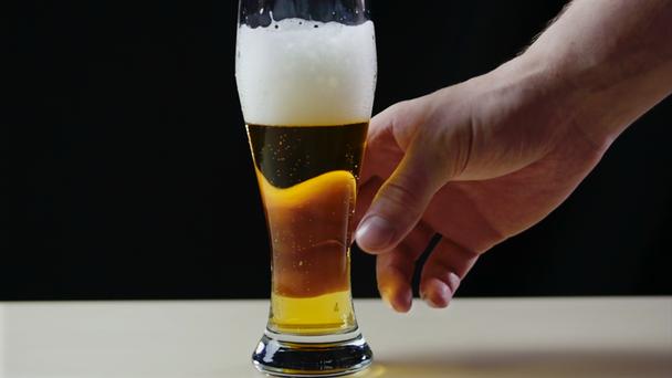 Скло з пивом повільно рухаються бульбашки 4K рамки Бульбашки і піна швидко рухаються в пивному склі. Піна ковзає по склянці пива. Наповнення пива в склянці. пивні бульбашки
. - Кадри, відео