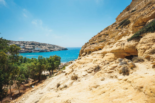 Παραλία Μάταλα. Σπηλιές στους βράχους που χρησιμοποιήθηκαν ως ρωμαϊκό νεκροταφείο και κατά τη δεκαετία του 1970 ήταν ζωντανό χίπις από όλο τον κόσμο, Κρήτη, Ελλάδα - Φωτογραφία, εικόνα