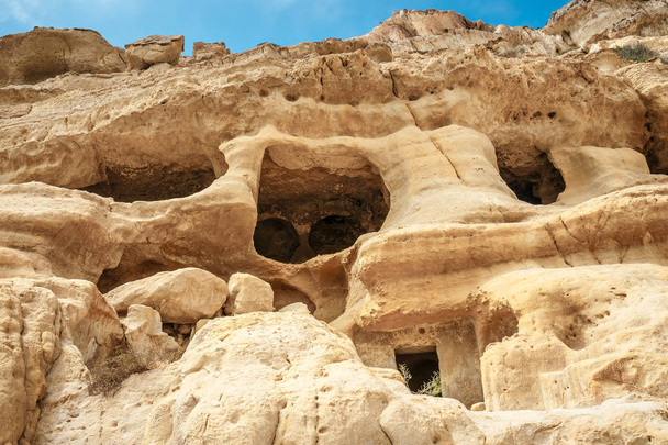 Matala strandtól. Barlangok a sziklák használták, mint a római temető és a 70-es évtized volt élő hippik a szerte a világban, Kréta, Görögország - Fotó, kép