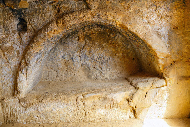 Matala beach. Jeskyně ve skalách byly použity jako římský hřbitov a na deset let sedmdesátých let byly živé hippies z celého světa, Kréta, Řecko - Fotografie, Obrázek