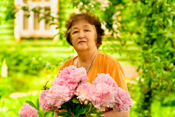 Pensionné avec des fleurs
 - Photo, image