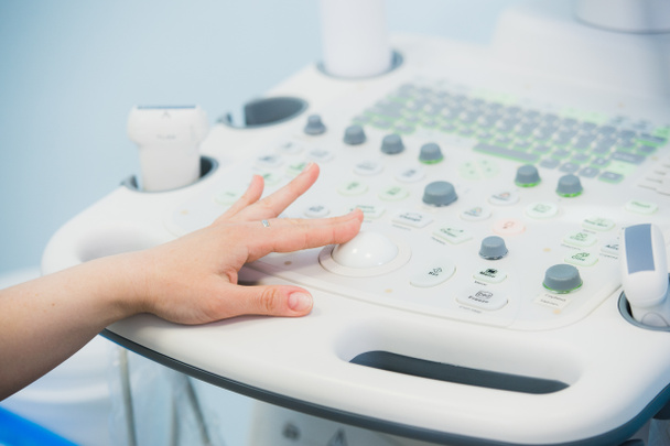 mladá žena lékaři ruce zblízka Příprava ultrazvukovým vyšetřením zařízení. - Fotografie, Obrázek