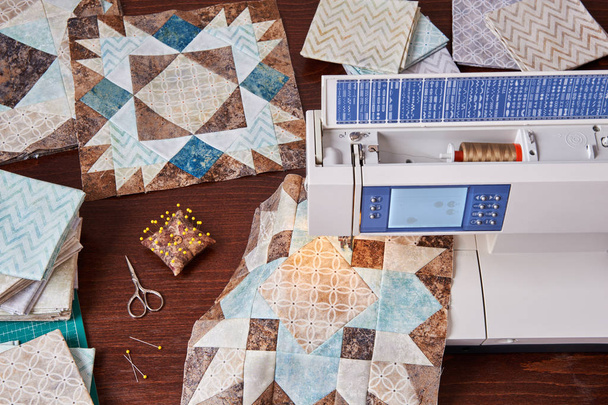 Sewing machine with patchwork block of quilt - 写真・画像