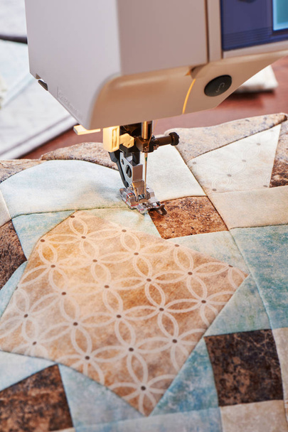 Sewing machine with patchwork block of quilt - Φωτογραφία, εικόνα