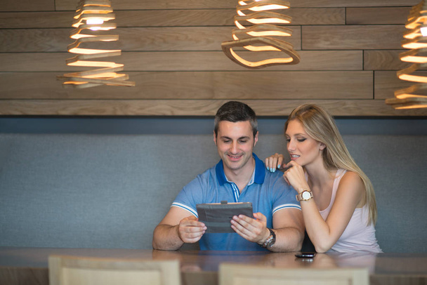 couple using tablet at home - Foto, Imagen