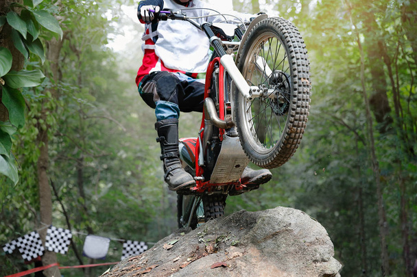 Oikeudenkäynnit moottoripyörä hyppää yli kiviä - Valokuva, kuva