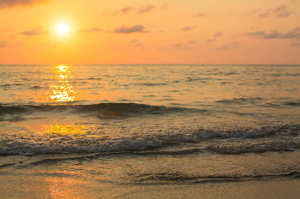 Hermosa puesta de sol en el mar. - Foto, imagen