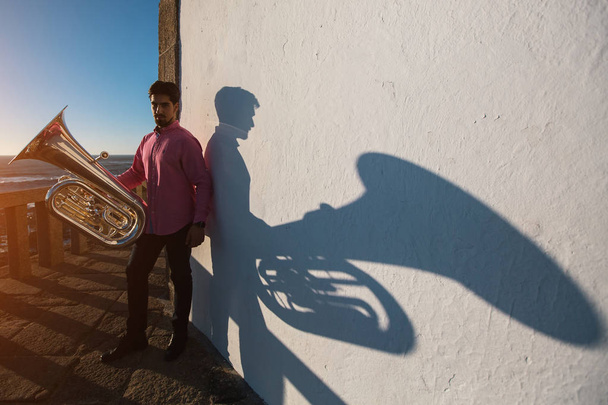 Jeune musicien avec tuba
  - Photo, image