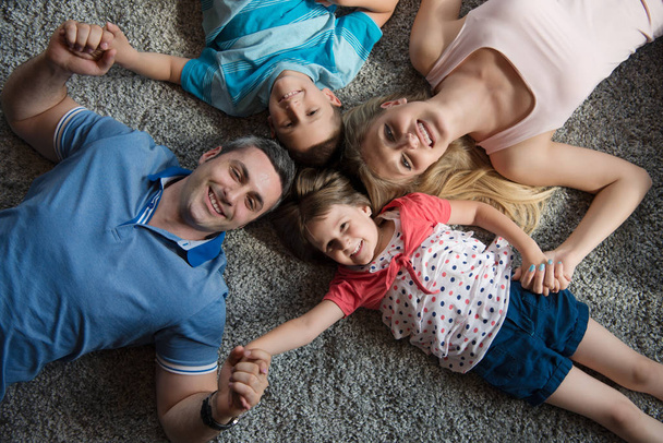 Szczęśliwa rodzina leży na podłodze - Zdjęcie, obraz