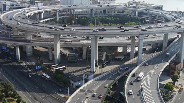Vista aérea do intercâmbio de tráfego de ultrapassagem urbana
. - Filmagem, Vídeo