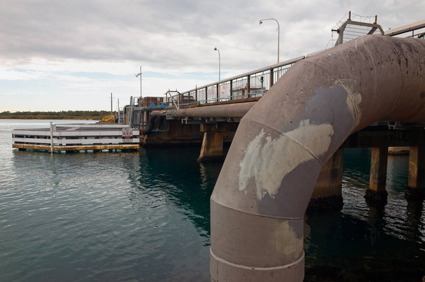 Γέφυρα που εκτείνεται λίμνη Μακουάρι στην Αυστραλία - Φωτογραφία, εικόνα