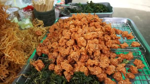 Kupić pikantne przekąska thai Market, Tajlandia (strzał panoramowanie) - Materiał filmowy, wideo