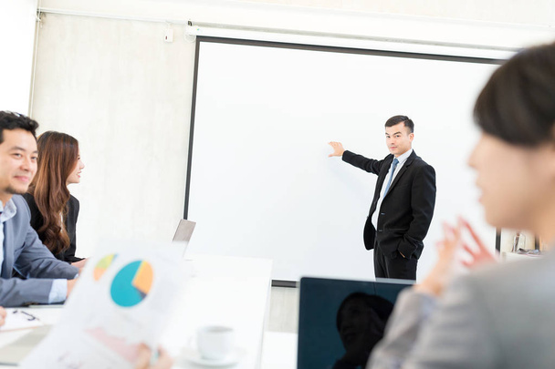 Бизнесмен, имеющий презентацию в офисе
 - Фото, изображение