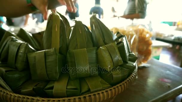 Postre tailandés tradicional envuelto en hojas de plátano
 - Imágenes, Vídeo
