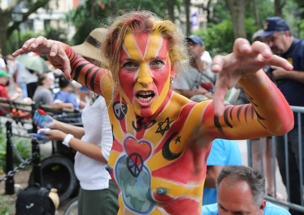 Artists paint 100 fully nude models of all shapes and sizes during 4th NYC Body Painting Day - Φωτογραφία, εικόνα