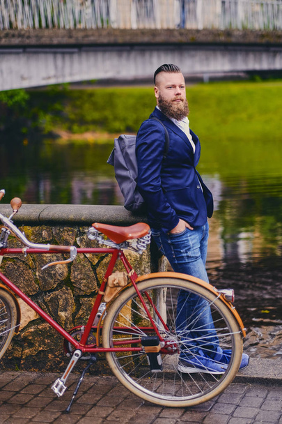 Hombre barbudo en una bicicleta retro
 - Foto, Imagen
