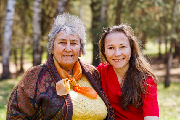 Счастливая пожилая женщина со своей дочерью
 - Фото, изображение