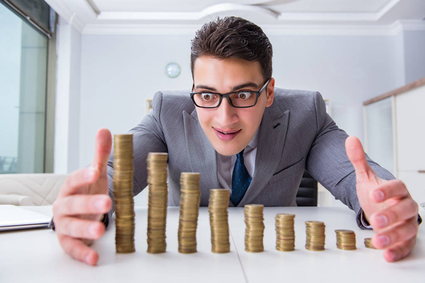 Бизнесмен с золотыми монетами в концепции развития бизнеса - Фото, изображение
