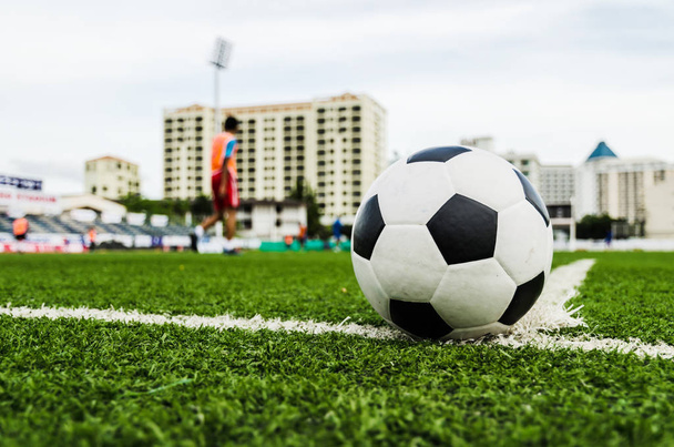 Fútbol Fútbol en la hierba verde del campo de fútbol
. - Foto, imagen