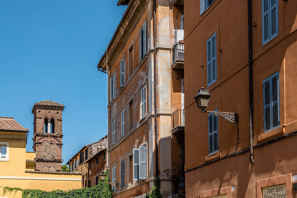 Lage hoekmening van historische gebouwen in Trastevere een pittoreske - Foto, afbeelding