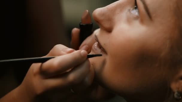 Make up artist doing professional make up of young woman - Video, Çekim