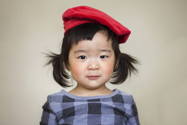 Aranyos ázsiai gyerek nézi a kamerát ártatlanul - Fotó, kép