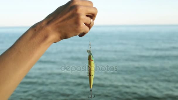 Приманка для рыбалки - колебание на фоне моря. Морская рыбалка, приманка, приманка для рыбы
. - Кадры, видео