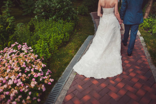 Nohy ženich a nevěsta na procházku - Fotografie, Obrázek