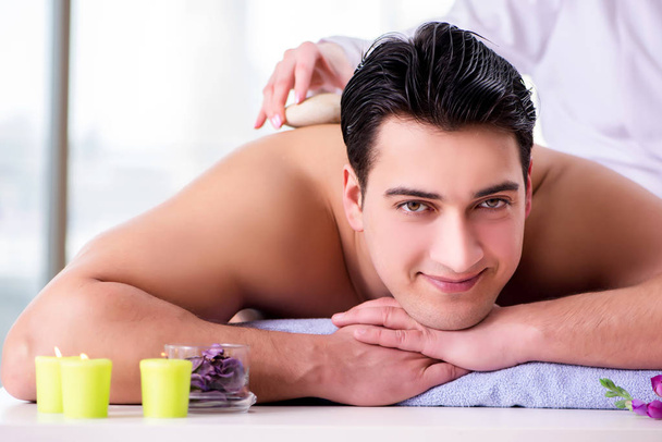 Knappe man in spa massage concept - Foto, afbeelding
