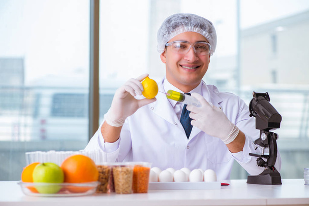 Nutrição especialista em testes de produtos alimentares em laboratório - Foto, Imagem