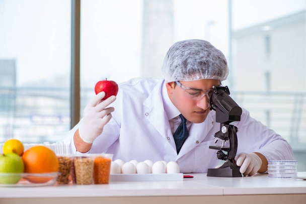 Експерт з питань харчування тестування харчових продуктів у лабораторії
 - Фото, зображення