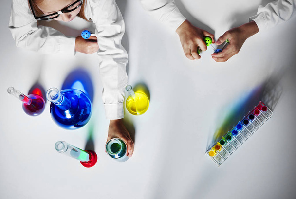 Mesa com copos de laboratório
 - Foto, Imagem