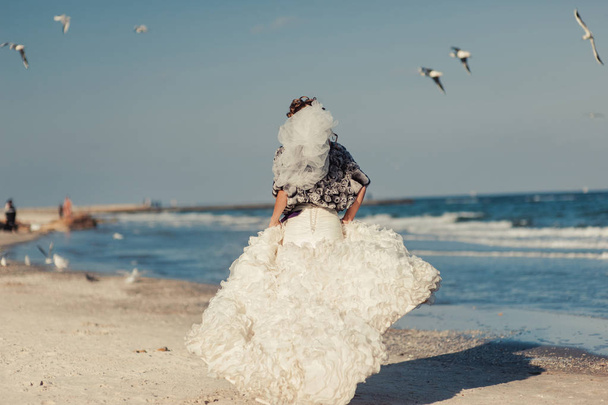 Boda pareja en un paseo novia y novio mar campo puesta del sol arquitectura hierba arena
 - Foto, Imagen