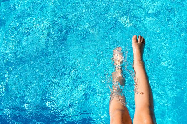 Füße im Pool - Foto, Bild