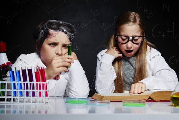 kids making chemical experiment - Foto, afbeelding