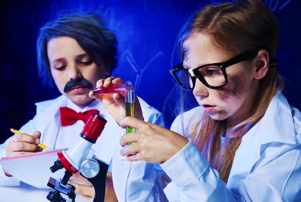 Küçük kız kimyasal deney yapma - Fotoğraf, Görsel