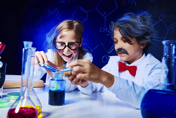 Τρελό μικροί επιστήμονες στο εργαστήριο  - Φωτογραφία, εικόνα